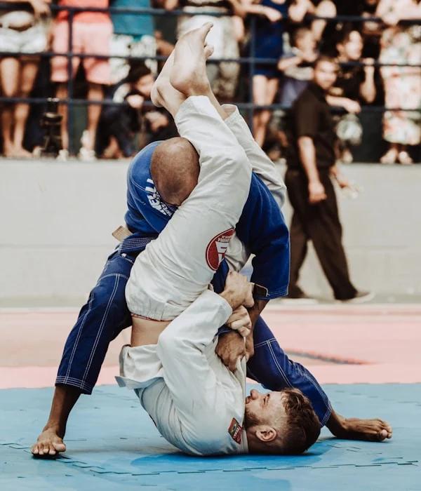 Dois judocas em combate sobre o tatame